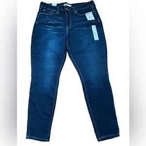 Levi’s Signature Mid-rise Skinny Jeans in 33” W and 28” inseam - NWT 👖